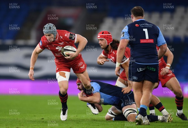 090121 - Cardiff Blues v Scarlets - Guinness PRO14 - Jonathan Davies of Scarlets is tackled by Cory Hill of Cardiff Blues