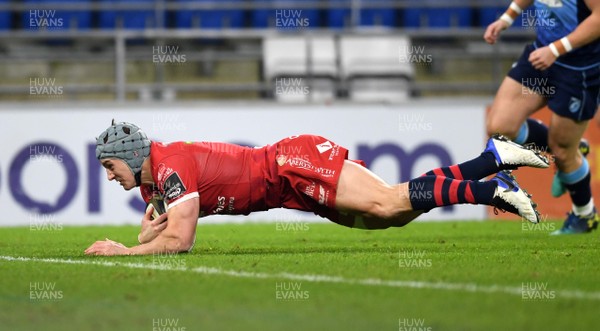 090121 - Cardiff Blues v Scarlets - Guinness PRO14 - Jonathan Davies of Scarlets scores try
