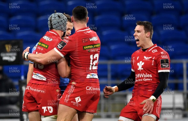 090121 - Cardiff Blues v Scarlets - Guinness PRO14 - Jonathan Davies of Scarlets celebrates scoring try with Johnny Williams (12) and Liam Williams (right)