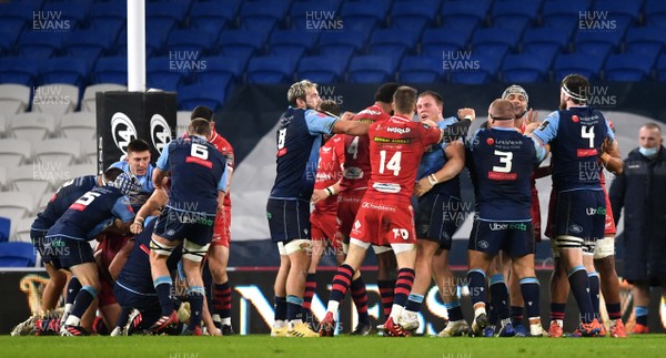 090121 - Cardiff Blues v Scarlets - Guinness PRO14 - Both sets of players during a disagreement