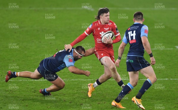 090121 - Cardiff Blues v Scarlets - Guinness PRO14 - Steff Evans of Scarlets is tackled by Liam Belcher of Cardiff Blues