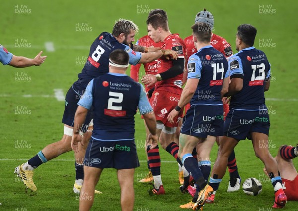 090121 - Cardiff Blues v Scarlets - Guinness PRO14 - Josh Turnbull of Cardiff Blues pushes Liam Williams of Scarlets during a heated moment