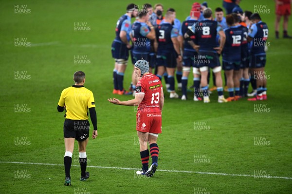 090121 - Cardiff Blues v Scarlets - Guinness PRO14 - Jonathan Davies of Scarlets appeals to Referee Craig Evans