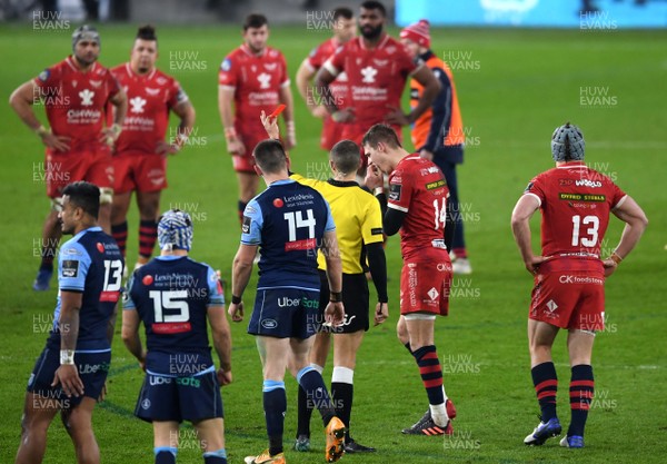 090121 - Cardiff Blues v Scarlets - Guinness PRO14 - Liam Williams of Scarlets is shown a red card by Referee Craig Evans