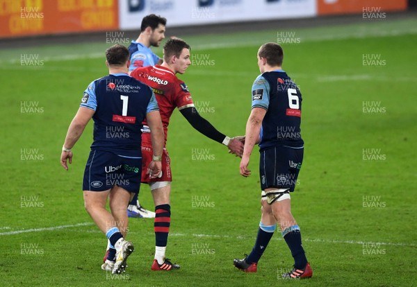 090121 - Cardiff Blues v Scarlets - Guinness PRO14 - Liam Williams of Scarlets shakes hands with Shane Lewis-Hughes of Cardiff Blues after being shown a red card