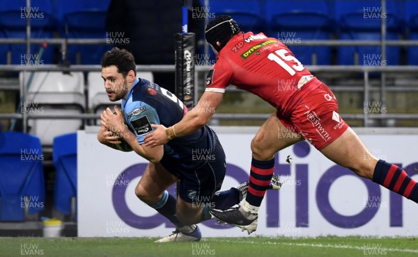 090121 - Cardiff Blues v Scarlets - Guinness PRO14 - Tomos Williams of Cardiff Blues beats Leigh Halfpenny of Scarlets to score try