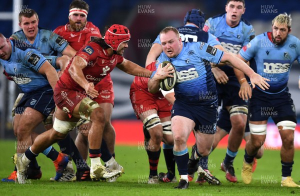 090121 - Cardiff Blues v Scarlets - Guinness PRO14 - Ethan Lewis of Cardiff Blues takes on Josh Macleod of Scarlets