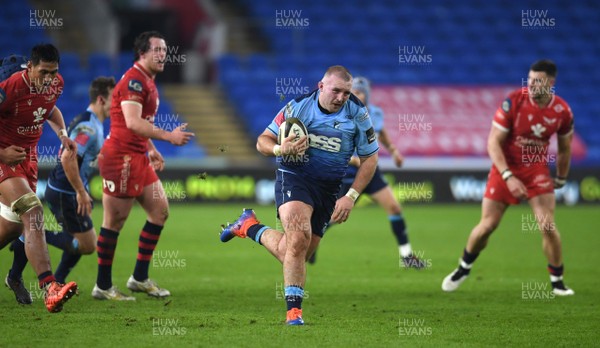 090121 - Cardiff Blues v Scarlets - Guinness PRO14 - Dillon Lewis of Cardiff Blues gets into space