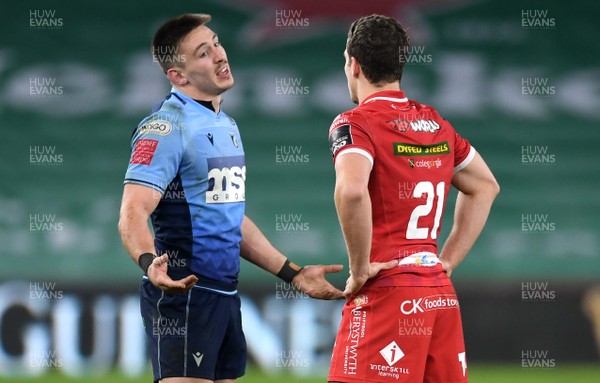 090121 - Cardiff Blues v Scarlets - Guinness PRO14 - Josh Adams of Cardiff Blues and Kieran Hardy of Scarlets at the end of the game