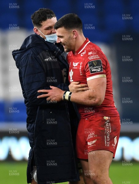 090121 - Cardiff Blues v Scarlets - Guinness PRO14 - James Botham of Cardiff Blues and Johnny Williams of Scarlets at the end of the game