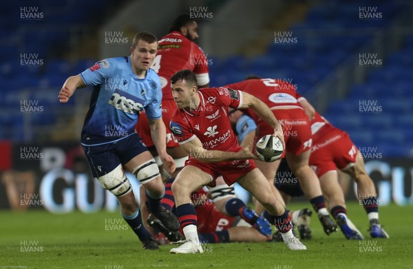 090121 - Cardiff Blues v Scarlets, Guinness PRO14 - Gareth Davies of Scarlets feeds the ball out