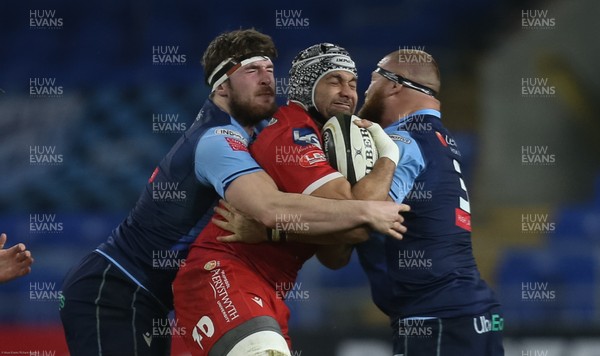 090121 - Cardiff Blues v Scarlets, Guinness PRO14 - Sione Kalamafoni of Scarlets is held by James Ratti of Cardiff Blues and Dmitri Arhip of Cardiff Blues