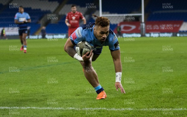090121 - Cardiff Blues v Scarlets, Guinness PRO14 - Willis Halaholo of Cardiff Blues races in to score try
