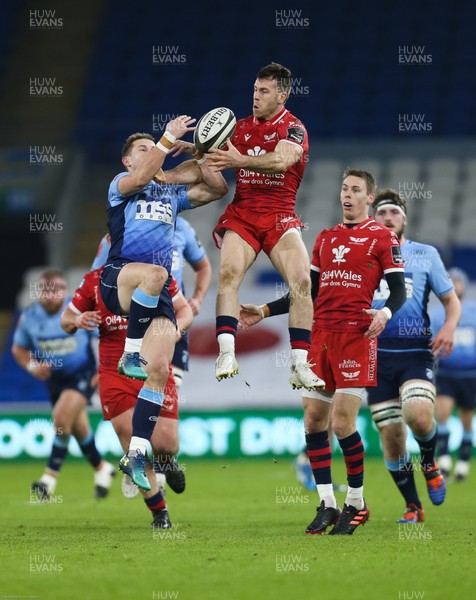 090121 - Cardiff Blues v Scarlets, Guinness PRO14 - Gareth Davies of Scarlets and Hallam Amos of Cardiff Blues compete for the ball