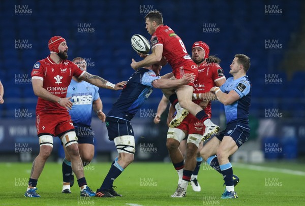 090121 - Cardiff Blues v Scarlets, Guinness PRO14 - Gareth Davies of Scarlets looks to win the high ball