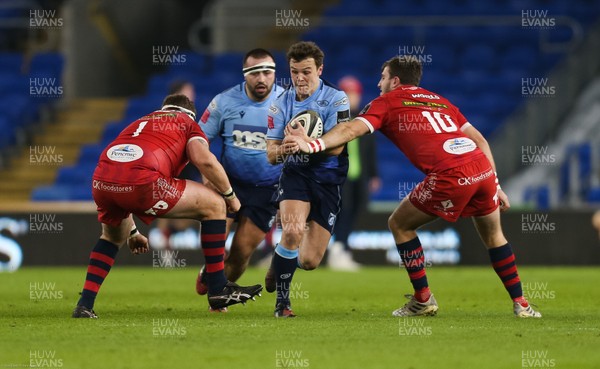 090121 - Cardiff Blues v Scarlets, Guinness PRO14 - Jarrod Evans of Cardiff Blues takes on Dan Jones of Scarlets and Phil Price of Scarlets