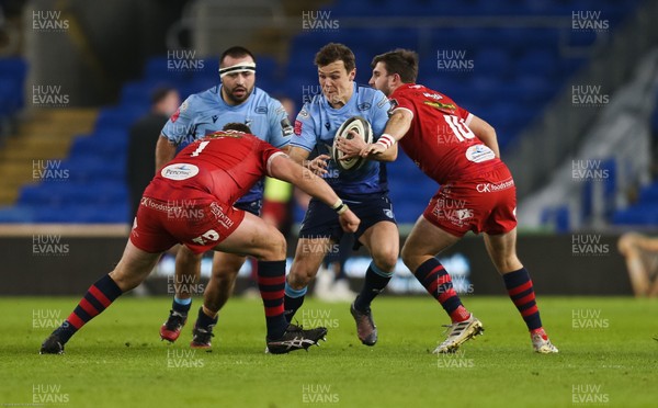 090121 - Cardiff Blues v Scarlets, Guinness PRO14 - Jarrod Evans of Cardiff Blues takes on Dan Jones of Scarlets and Phil Price of Scarlets