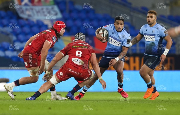 090121 - Cardiff Blues v Scarlets, Guinness PRO14 - Rey Lee-Lo of Cardiff Blues takes on Sione Kalamafoni of Scarlets