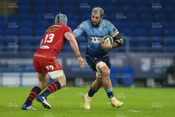 090121 - Cardiff Blues v Scarlets, Guinness PRO14 - Josh Turnbull of Cardiff Blues takes on Jonathan Davies of Scarlets