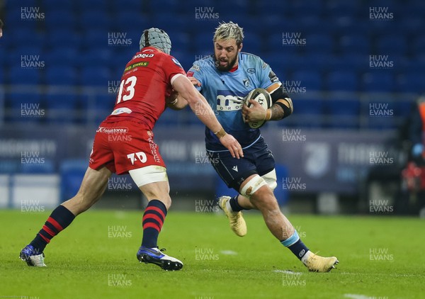 090121 - Cardiff Blues v Scarlets, Guinness PRO14 - Josh Turnbull of Cardiff Blues takes on Jonathan Davies of Scarlets