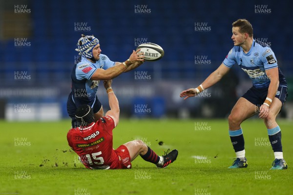 090121 - Cardiff Blues v Scarlets, Guinness PRO14 - Matthew Morgan of Cardiff Blues offloads to Hallam Amos of Cardiff Blues as he is tackled by Leigh Halfpenny of Scarlets