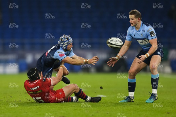 090121 - Cardiff Blues v Scarlets, Guinness PRO14 - Matthew Morgan of Cardiff Blues offloads to Hallam Amos of Cardiff Blues as he is tackled by Leigh Halfpenny of Scarlets
