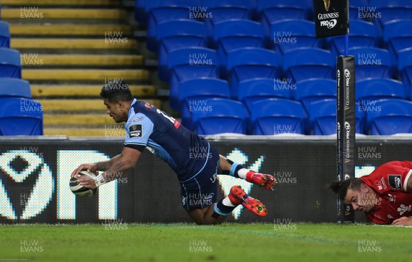090121 - Cardiff Blues v Scarlets, Guinness PRO14 - Rey Lee-Lo of Cardiff Blues touches down to score try