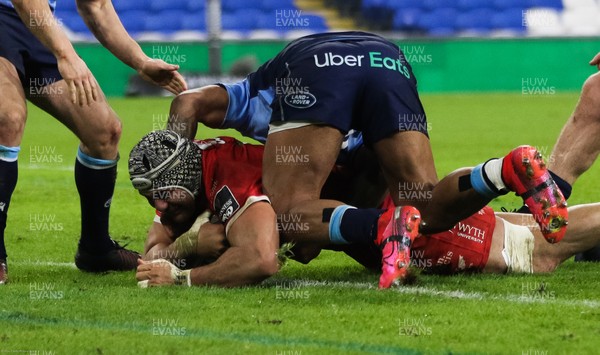 090121 - Cardiff Blues v Scarlets, Guinness PRO14 - Sione Kalamafoni of Scarlets powers over to score try