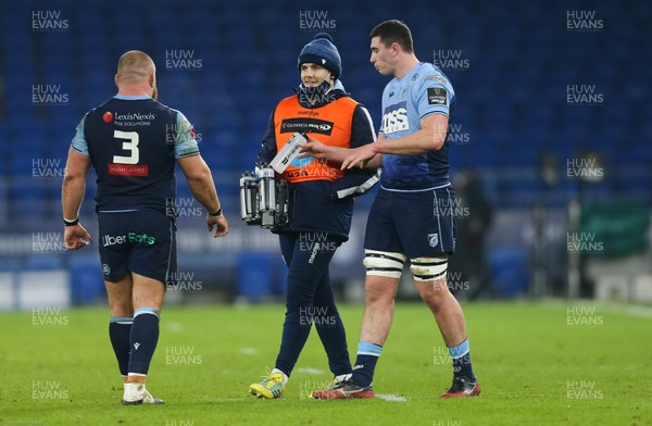 090121 - Cardiff Blues v Scarlets, Guinness PRO14 - Ellis Jenkins of Cardiff Blues acts as water carrier as he returns from injury