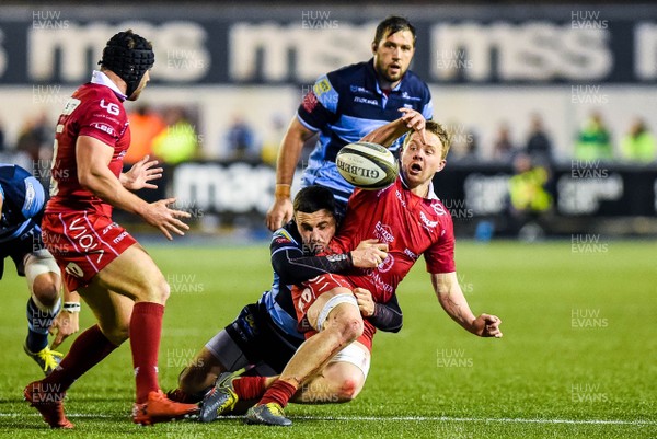 220319 - Cardiff Blues v Scarlets, Guinness PRO14 - James Davies of Scarlets passes the ball to Leigh Halfpenny of Scarlets 