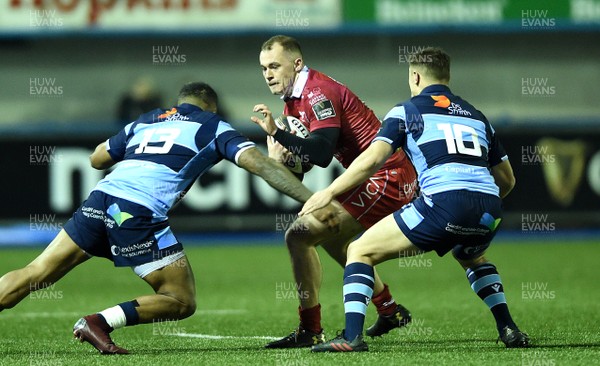 220319 - Cardiff Blues v Scarlets - Guinness PRO14 - Ioan Nicholas of Scarlets is tackled by Rey Lee-Lo and Jarrod Evans of Cardiff Blues