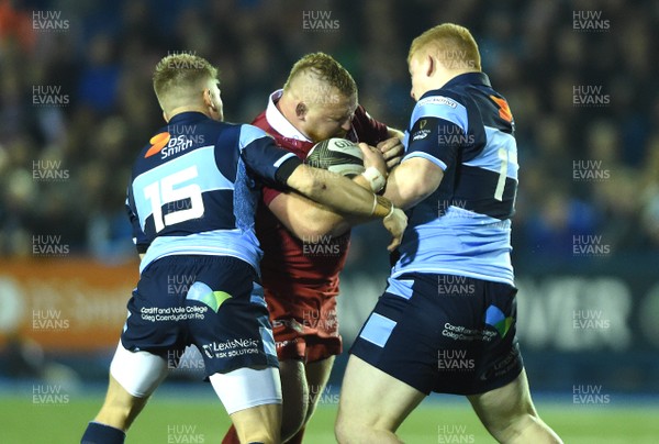 220319 - Cardiff Blues v Scarlets - Guinness PRO14 - Samson Lee of Scarlets is tackled by Gareth Anscombe and Rhys Carre of Cardiff Blues