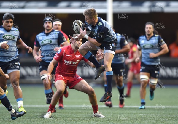 311217 - Cardiff Blues v Scarlets - Guinness PRO14 - Gareth Anscombe of Cardiff Blues takes high ball from Paul Asquith of Scarlets