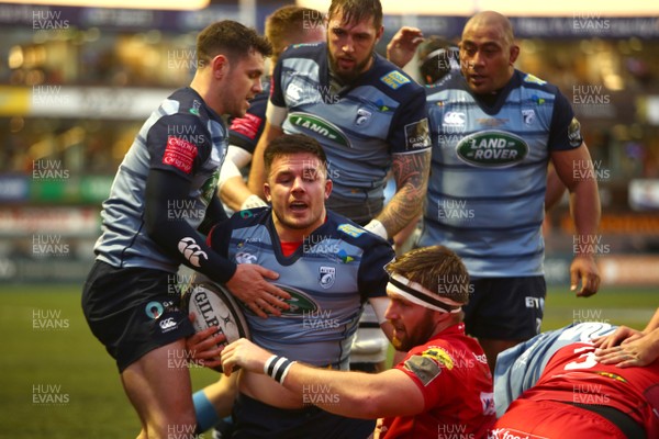 311217 - Cardiff Blues v Scarlets - GuinnessPro14 - Ellis Jenkins of Cardiff Blues scores a try