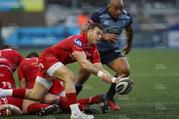 311217 - Cardiff Blues v Scarlets - GuinnessPro14 - Gareth Davies of Scarlets gets the ball away
