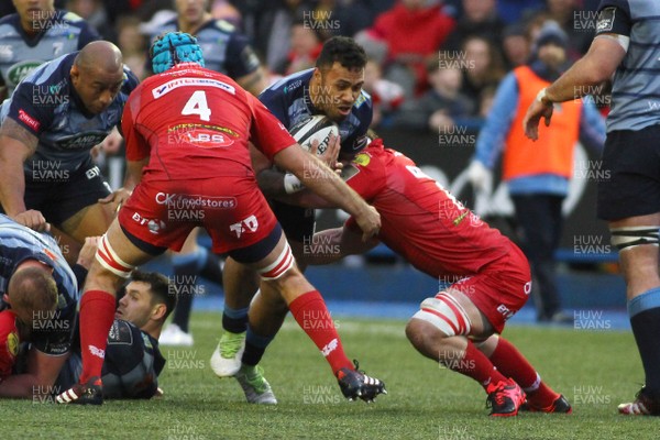 311217 - Cardiff Blues v Scarlets - GuinnessPro14 - Willis Halaholo of Cardiff Bluesis tackled by Tadhg Beirne and Will Boyde of Scarlets