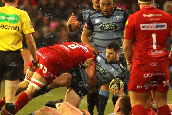 311217 - Cardiff Blues v Scarlets - GuinnessPro14 - Tomos Williams of Cardiff Bluesis tackled by Will Boyde of Scarlets