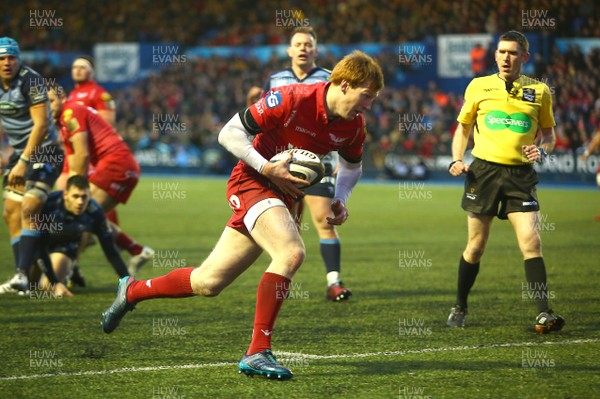 311217 - Cardiff Blues v Scarlets - GuinnessPro14 - Rhys Patchell of Scarlets scores a try