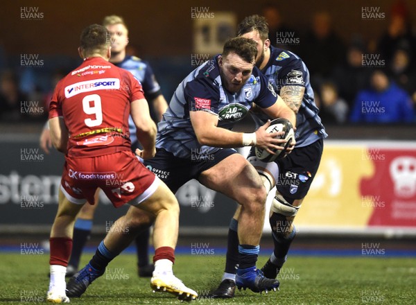 311217 - Cardiff Blues v Scarlets - Guinness PRO14 - Dillon Lewis of Cardiff Blues takes on Gareth Davies of Scarlets