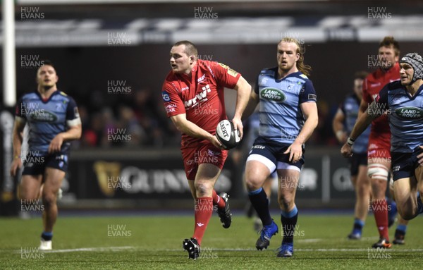 311217 - Cardiff Blues v Scarlets - Guinness PRO14 - Ken Owens of Scarlets gets the ball away