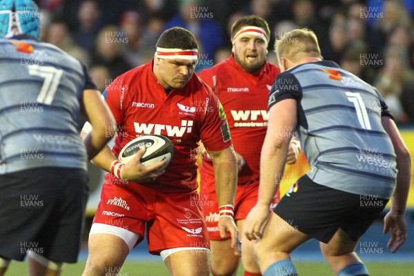 311217 - Cardiff Blues v Scarlets - GuinnessPro14 - Werner Kruger of Scarlets takes on Rhys Gill of Cardiff Blues