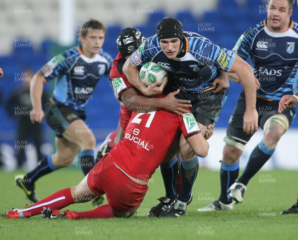 12.12.09  Cardiff Blues v Toulouse Blues' Tom James is tackled by Toulouse's Patricio Albacete and David Skrela. 