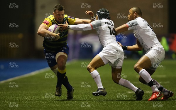 140118 - Cardiff Blues v Stade Toulousain, European Rugby Challenge Cup - Owen Lane of Cardiff Blues holds off Cheslin Kolbe of Toulouse