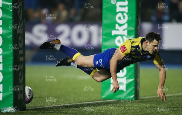 140118 - Cardiff Blues v Stade Toulousain, European Rugby Challenge Cup - Tomos Williams of Cardiff Blues dives in to score try
