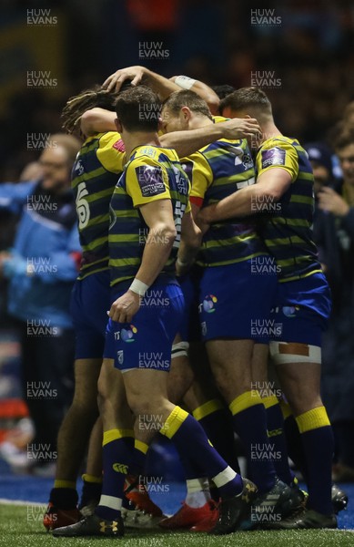 140118 - Cardiff Blues v Stade Toulousain, European Rugby Challenge Cup - Cardiff Blues players celebrate the win on the final whistle