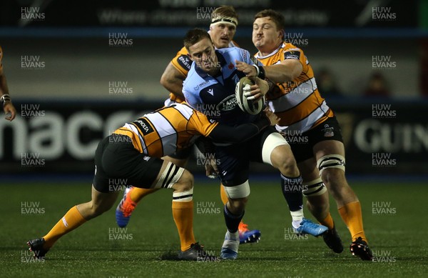 091119 - Cardiff Blues v Toyota Cheetahs - Guinness PRO14 - Will Boyde of Cardiff Blues is tackled by William Small-Smith and Jasper Wiese of Cheetahs 