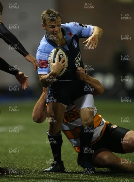 091119 - Cardiff Blues v Toyota Cheetahs - Guinness PRO14 - Jarrod Evans of Cardiff Blues is tackled by Luan de Bruin of Cheetahs