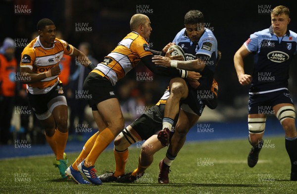 091119 - Cardiff Blues v Toyota Cheetahs - Guinness PRO14 - Rey Lee-Lo of Cardiff Blues is tackled by William Small-Smith and Ruan Pienaar of Cheetahs