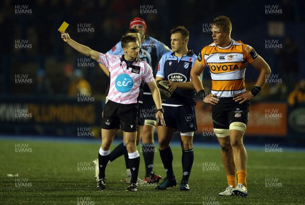 091119 - Cardiff Blues v Toyota Cheetahs - Guinness PRO14 - Gerhard Olivier of Cheetahs is given a yellow card by Referee Ben Blain