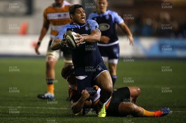 091119 - Cardiff Blues v Toyota Cheetahs - Guinness PRO14 - Nick Williams of Cardiff Blues is tackled by Luan de Bruin of Cheetahs